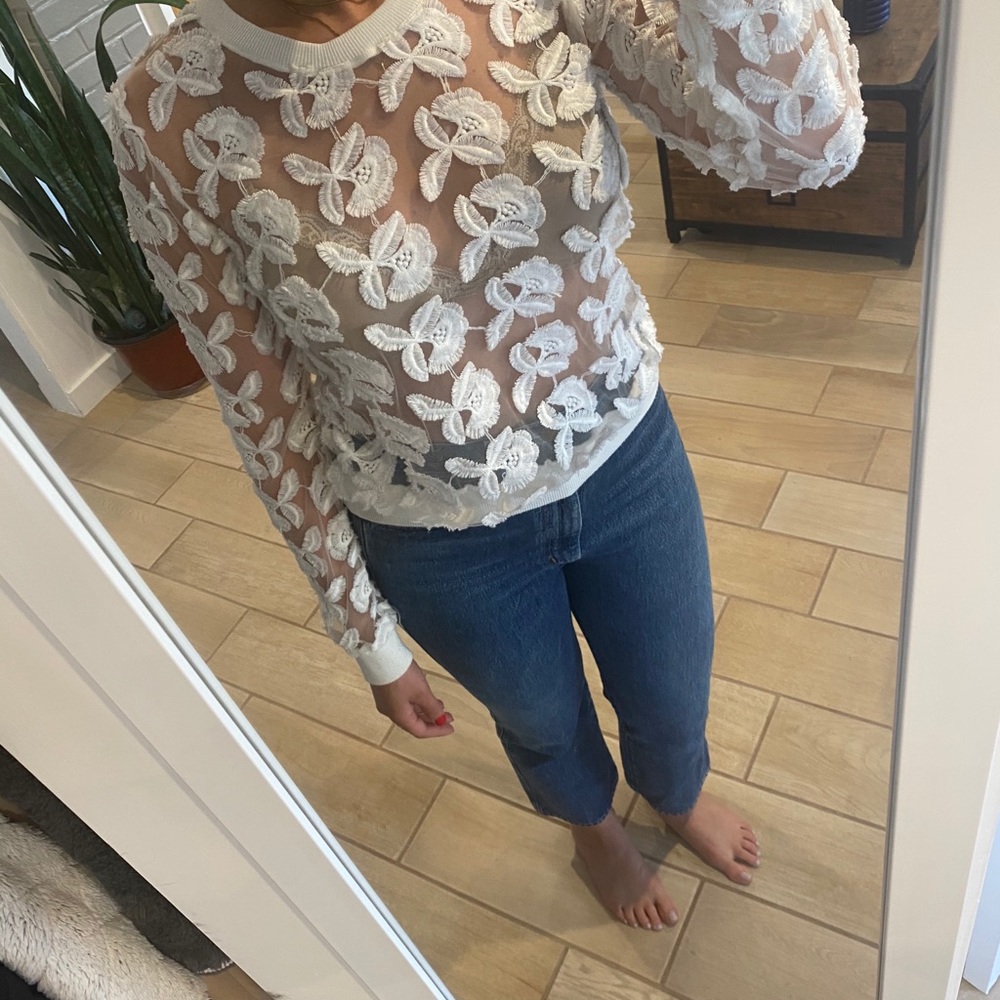 Beautiful floral detail top - Picture 3 of 5
